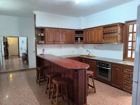 *OPPORTUNIDA CASA TERRERA IN AGUIMES* Das Haus befindet sich in Aguimes Casco, in einer sehr ruhigen Gegend der Gemeinde. Es gibt alle Arten von Dienstleistungen in der Umgebung, Cafeterien, Supermärkte, Gesundheitszentrum, Apotheken, Schulen, Instit...