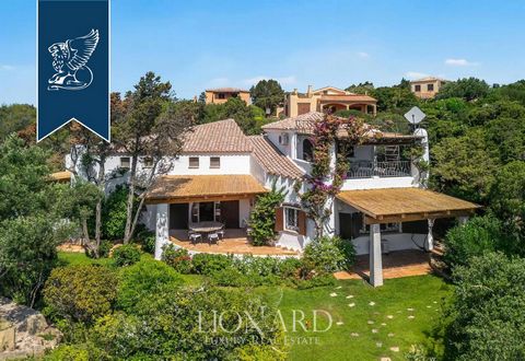 Elegante villa in vendita immersa nel cuore della rinomata Porto Cervo, a pochi passi dalle spiagge cristalline della Costa Smeralda, in località Nuova Marina, punto di riferimento per gli amanti della nautica e della vita esclusiva. La villa si este...