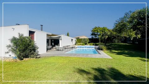 Dpt Gironde (33), à vendre LE HAILLAN, Maison d'architecte 7 pièces de 220m² sur jardin de 1860m² avec piscine