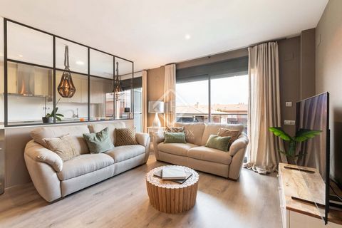 Lucas Fox presenta en exclusiva este ático de diseño en Sant Cugat del Vallès, en la prestigiosa zona residencial de L' Arxiu. El inmueble tiene una superficie de 125 m² y cuenta con 4 dormitorios, 2 baños y una amplia terraza que ofrece vistas panor...