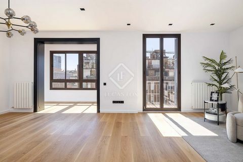 Esta propiedad ha sido meticulosamente reformada con acabados y materiales de primera calidad, a fin de ofrecer un ambiente de lujo y confort en cada detalle. Al entrar, un elegante vestíbulo nos guía hacia dos habitaciones dobles exteriores, ambas c...