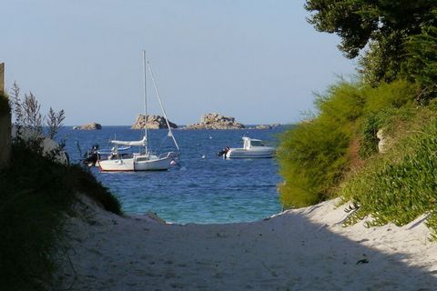 Das modern, mit Premium-Komfort renovierte traditionelle, bretonische Natursteinhaus befindet sich in ruhiger Lage auf dem Land unweit des bekannten Hafen-und Kurortes Roscoff. Die nächsten Strände sind in wenigen Minuten erreichbar (ca. 1,5 km). Die...