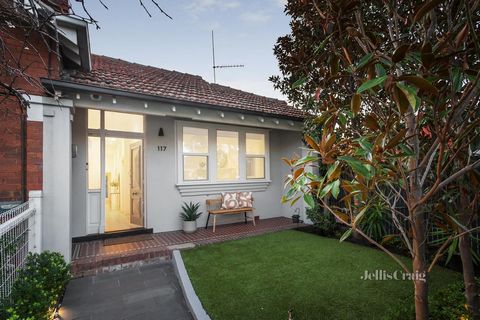 In a prime Prahran position with the Prahran Market, Greville Street and Fawkner Park within easy reach, this beautifully renovated single level Edwardian residence offers a fantastic lifestyle opportunity in an easily maintained setting. An inviting...