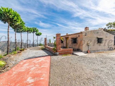 Esta casa de campo en construcción en Árchez ofrece unas vistas impresionantes y está a sólo 30 minutos en coche de la costa. Con aproximadamente 69 m² de espacio habitable en una parcela de 6.549 m², cuenta con dos dormitorios dobles, un baño famili...