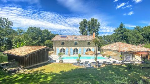 Ancienne ferme du 19ème siècle entièrement rénovée, à mi chemin entre Hossegor et Bayonne, au calme absolu sur plus de 4 hectares de terre. D'une surface habitable d'environ 240m2, composée d'une habitation principale avec 2 gîtes indépendants entièr...