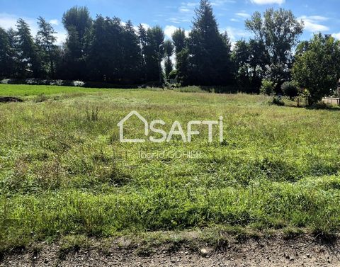 À Mirepoix (09500), ne manquez pas cette opportunité rare sur le marché : un superbe terrain constructible de 1228 m², idéalement situé à seulement 10 minutes à pied du centre historique de Mirepoix. Profitez d’un cadre de vie privilégié, où tranquil...