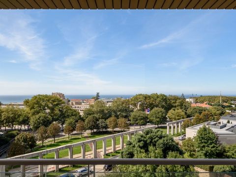 Appartement de 4 chambres à coucher avec d'excellents espaces et une situation privilégiée à Foz do Douro** Ce magnifique appartement de 4 chambres à coucher offre un environnement spacieux et confortable, idéal pour les familles qui apprécient le co...