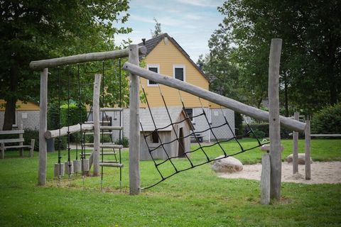 Dieses freistehende Ferienhaus liegt in einem ruhigen Ferienpark, ist für insgesamt 8 Personen geeignet und verfügt über vier Schlafzimmer und zwei Badezimmer. Da sich im Erdgeschoss ein Schlafzimmer und ein Badezimmer befinden, eignet sich dieses Ha...