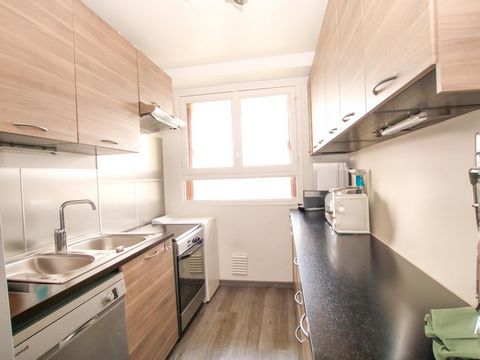 Cet appartement de 65 m² propose un espace de vie confortable composé d'un séjour donnant sur un premier balcon, d'une cuisine séparée et équipée, d'une salle de bain spacieuse, et de deux chambres attenantes à un deuxième balcon. Avec la présence d'...