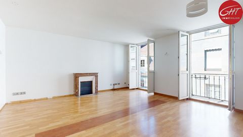 Uniquement chez GHT Immobilier, appartement, traversant et lumineux, en duplex au dernier étage situé dans le centre historique de BESANÇON. 124 m2 (dont 111 en carrez), qui se compose comme suit : Au premier niveau, une belle entrée de 10 m2 avec ra...