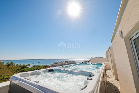 ZADAR, PRIVLAKA - La villa dei tuoi sogni: vista mare, jacuzzi sul tetto e solo 100 m dalla spiaggia! Immagina di vivere ad un passo dal mare, in una lussuosa villa che offre una combinazione unica di eleganza e comfort. In questo prestigioso edifici...