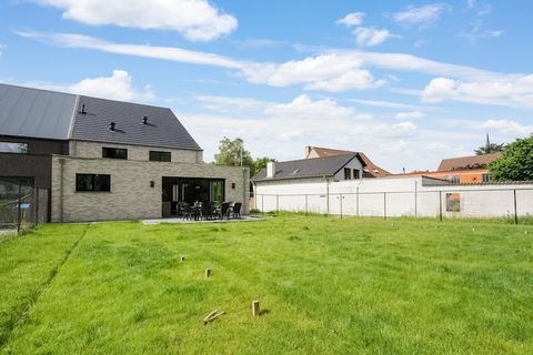 Deze comfortabele vakantiewoning in het hart van de Vlaamse Ardennen is voorzien van een elegant interieur en een schitterende tuin. Met haar fijne ligging is het ideaal voor vakanties met familie of vrienden. In het nabijgelegen centrum van Ronse vi...