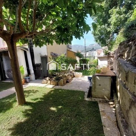 À Toulon Ouest (83200), proche du jardin Jean Renouf, dans une impasse au calme, cette maison de 89m² sur une parcelle de 255m² offre un cadre de vie agréable en ville. Proche de toutes commodités, des écoles, lycées, collèges et crèches, elle est ég...