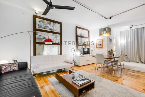 Spectacular 120 m2 exterior, designer, and renovated apartment for rent in Cortes, Madrid. AVAILABLE FROM MARCH 1ST. It features a fully equipped, semi-integrated kitchen with all appliances. A very spacious living-dining room with modern decor. It h...