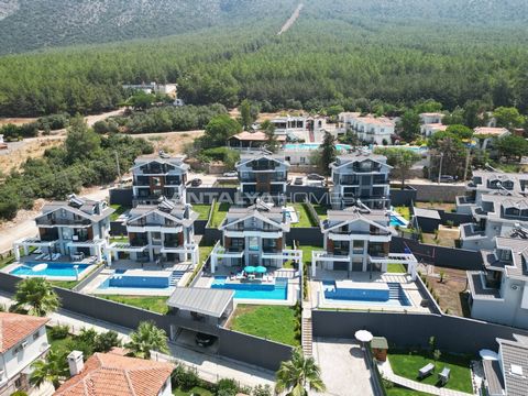 Maisons individuelles à vendre à Ölüdeniz Fethiye, à proximité des commodités Ces maisons individuelles sont idéalement situées, faciles d'accès et bien conçues, ce qui en fait un excellent investissement. Elles sont parfaites pour y vivre, pour les ...