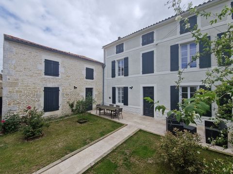 Maison à vendre 6 pièces SURGERES (17) 178 m² habitables- garage 64 m²- jardin