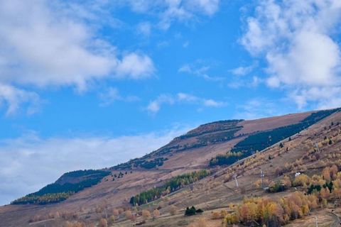 Just 50 meters from the ski area, this apartment at 6 Place des Deux Alpes offers a comfortable and well-equipped base for ski enthusiasts and alpine explorers. With elevator access and a private balcony, it’s ideal for families or small groups looki...