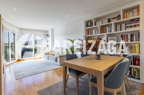 Areizaga Inmobiliaria: Riberas de Loiola - Espaciosa y luminosa vivienda en décima planta, con terraza y vistas al río Urumea. Con garaje opcional. Piso impecable. Ubicada en uno de los barrios más nuevos y dinámicos de Donostia, esta impresionante p...