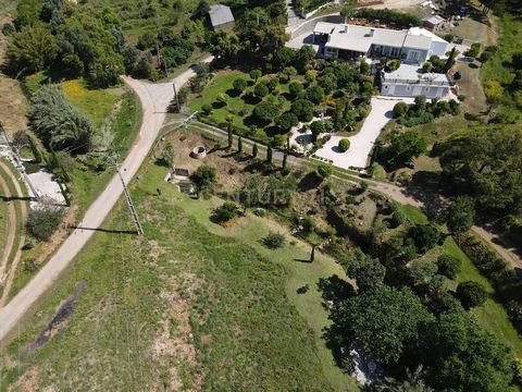 Descubra este terreno rústico em Monchique, Faro, por apenas 4000. Este espaço oferece uma oportunidade única para quem procura um local tranquilo, livre de cadeias, rodeado pela natureza e com vistas deslumbrantes para a montanha. O terreno é caract...