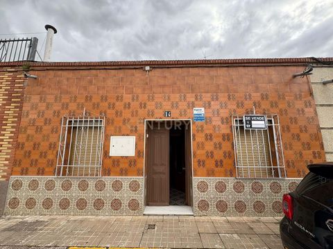 Si buscas una casa con historia, personalidad y carácter para hacerla tuya, esta vivienda tradicional en Peñarroya-Pueblonuevo (Córdoba), te está esperando. La vivienda se encuentra distribuida en una planta, la cual cuenta con: Amplio hall de entrad...