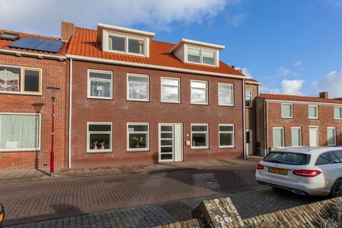 Dit charmante vakantiehuis in Zoutelande biedt een comfortabel en handig verblijf, met een gezellige woonkamer met een tv en een zithoek. De goed uitgeruste keuken is voorzien van een broodrooster, oven, combimagnetron, vaatwasser, koelkast en alle b...