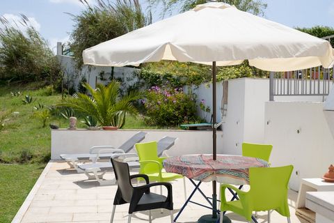 Paix, détente, nature et vues imprenables. Cette charmante villa située près de l'océan possède tous les ingrédients pour passer un moment inoubliable ! Elle accueille confortablement les familles, les amis et les amoureux de la nature. La villa se t...