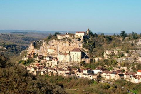 Just 25 km from Cahors, this charming 100 m² stone house offers a peaceful escape in the heart of the Lot countryside. Built in traditional white Quercy stone, the home is surrounded by 3000 m² of private natural space and an additional 1200 m² of hi...