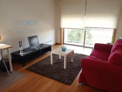 Apartamento T1 mobilado em frente ao Hospital de São João e Polo Universitário. O Apartamento é composto por: - hall de entrada, sala comum e cozinha equipada em open space, uma casa de banho completa com banheira e um quarto com armários embutidos; ...