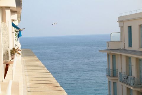 SEA VIEW - LARGE 4-ROOM APARTMENT TOP FLOOR - PROMENADE DES ANGLAIS NICE. Discover this magnificent 4-room apartment of approximately 115 mÂ², on the top floor with an elevator in an emblematic building at the corner of the Promenade des Anglais and ...