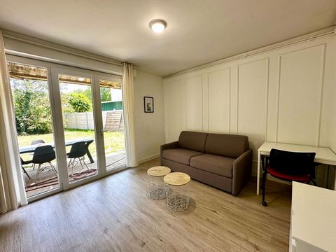 Arnaud Debruyne vous propose un studio meublé de 20 m2 à la location, Le loyer est de 570 euros + 80 euros de charges comprenant : ( chauffage, électricité, eau froide et chaude, internet ) Appartement loué meublé, un séjour-chambre, une cuisine équi...