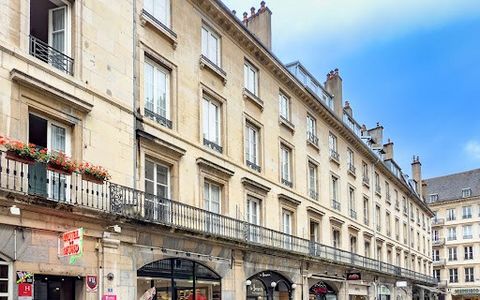 INVESTMENT BUILDING IN THE HISTORICAL CENTER OF BESANÇON Moncey Street in Besançon (LOOP) Rare opportunity to acquire a character building from the 19th century located in the heart of Besançon, in a central and dynamic neighborhood. This entirely ow...