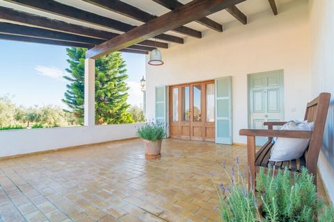 Esta espectacular casa de campo ofrece unos exteriores muy bonitos y cuidados que albergan un impresionante jardín de césped que envuelve una piscina de cloro de ensueño. Tiene unas dimensiones de 10 x 5 m, una profundidad de 1.2 a 2.5 m, 8 tumbonas ...
