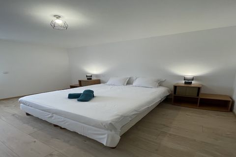 Bienvenue au Dalhia, un élégant appartement en duplex niché dans le paisible village de Noyen-sur-Sarthe, à seulement 30 km du célèbre circuit des 24 Heures du Mans. Ce spacieux havre de paix de 100 m² est idéal pour les familles, les amis ou les pro...