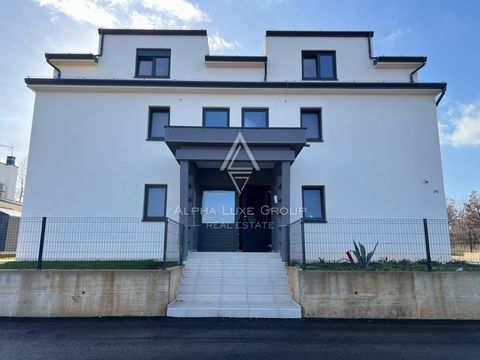 Gelegen in een rustige omgeving nabij Poreč biedt dit moderne gebouw met slechts vijf appartementen privacy en rust. Het appartement op de eerste verdieping, met een oppervlakte van 68 m², heeft een praktische indeling met een entreehal, twee ruime s...