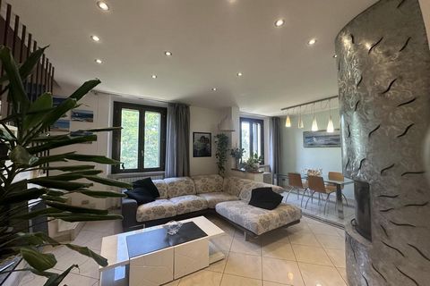 Rosignano Solvay, w dzielnicy mieszkalnej i cichej, oferujemy ekskluzywny apartament w czterorodzinnej willi, położony na pierwszym piętrze z podwójnym dostępem i składający się z: Salon z kominkiem, kuchnia z werandą wykorzystywana jako pralnia, dwu...