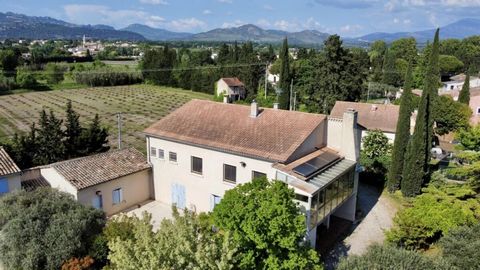 Ref: Mooi 70 PAND MET GITE EN BIJGEBOUWEN in een charmant dorpje in de buurt van de Dentelles de Montmirail. In totaal 330 M2 woonoppervlak met 150 M2 bijgebouwen, alles op een perceel van 3000 M2 volledig omsloten in een bouwzone. U beschikt over ee...