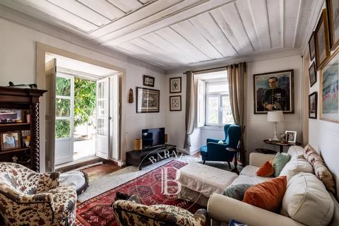 Apartamento com 3 quartos na Costa do Castelo, no centro histórico de Lisboa, com um pátio espaçoso privativo e boas áreas, conta também com uma divisão extra que pode ser usada como uma segunda sala ou escritório. Fica localizado entre o Castelo de ...