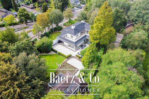 Exclusieve vrijstaande villa op prachtig ruim kavel met multifunctioneel vrijstaand bijgebouw Deze riante vrijstaande villa, gebouwd in Amerikaanse bungalowstijl, heeft een gezamenlijk woonoppervlakte van maar liefst 416 m2 en is gelegen op een prach...