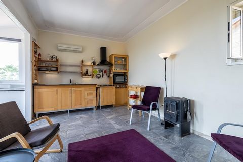 Nichée dans la paisible campagne sicilienne, près de Carlentini, cette charmante maison de vacances offre une ambiance rustique idéale pour les familles ou les groupes en quête d'une escapade authentique. Entourée d'oliveraies et de collines vallonné...