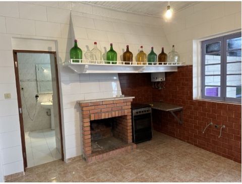 Moradia térrea tipo T3 com anexos, adega e diversas zonas de arrumação, implantada num terreno com cerca de 2000 m2, em zona habitacional tranquila e a pouca distância de Oiâ e Oliveira do Bairro. Com uma disposição de nascente poente a moradia é ban...