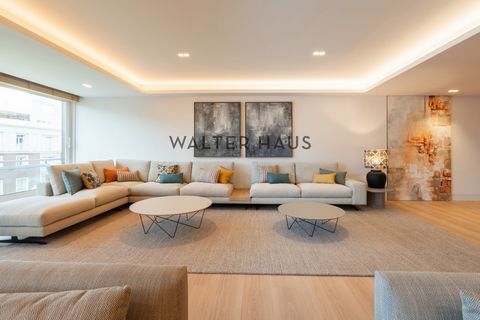 Located on one of the most sought-after avenues in the Chamberí neighborhood, this brand-new luxury property offers 300 m² of built space in a landmark building dating back to 1967. The property includes a parking space on the premises with a garage ...