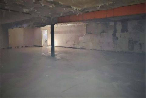¿Quieres comprar un local comercial en Montmeló? Excelente oportunidad de adquirir en propiedad este local comercial ubicado en la localidad de Montmeló, provincia de Barcelona. Local comercial formado por 2 fincas registrales diferentes que forman u...