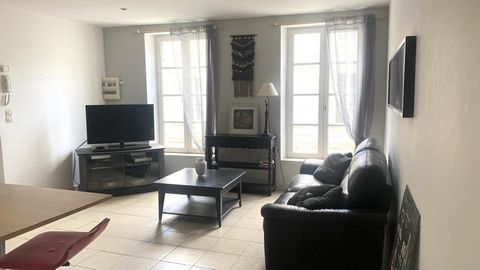 Emplacement imbattable à 70 m du vieux port et à 100 m de la place de Verdun ! Duplex d exception lumineux au coeur historique de la Rochelle !