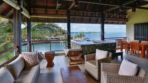 Dit uitzonderlijke appartement van 211 m² combineert een tropisch chic design met een adembenemend landschap. Met uitzicht op de turquoise lagune en het iconische Île aux Cerfs, bieden de ruime woonkamer, de open Amerikaanse keuken en het overdekte t...
