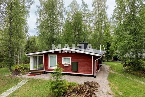 Een prachtig ensemble op een steenworp afstand van de diensten van Rovaniemi. Dit huisje is in de afgelopen 20 jaar uitvoerig gerenoveerd. In de praktijk zijn alleen het houten frame en de fundering origineel. Op de binnenplaats bevindt zich ook een ...