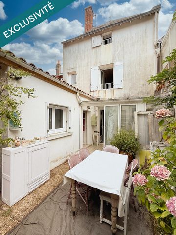 Maison de ville, 4 chambres, coin lecture, cour.
