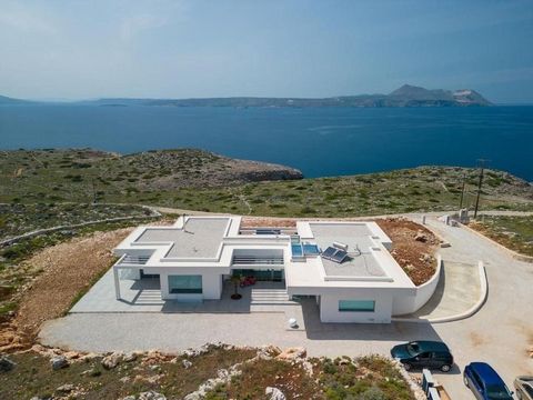 Genesteld in de buurt van het traditionele dorp Kokkino Chorio in de betoverende regio Chania, is Villa Kreta een modern architectonisch juweeltje dat ultieme privacy, een adembenemend uitzicht op zee en een verfijnd luxe leven biedt. Op slechts 300 ...