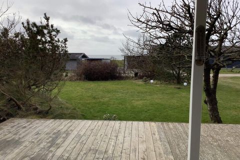 Dieses Ferienhaus bietet mit seiner ruhigen und gemütlichen Atmosphäre Platz für bis zu 6 Gäste. Das Ferienhaus verfügt über drei Schlafzimmer, davon zwei mit Doppelbetten und eines mit zwei Einzelbetten. Entspannen können die Gäste im gemütlichen Wo...