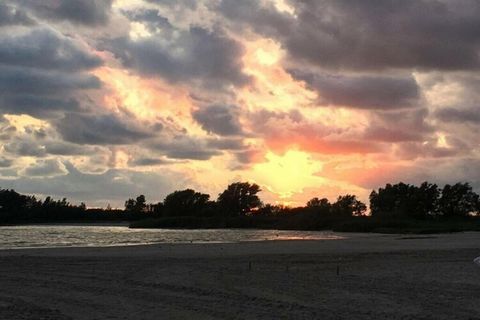 Charmant verblijf aan het water Welkom in uw serene vakantiehuis op Beach Resort Makkum, direct aan het water in het pittoreske Friesland. Deze halfvrijstaande retraite combineert comfort met natuurlijke schoonheid: geniet van een lichte woonkamer, e...