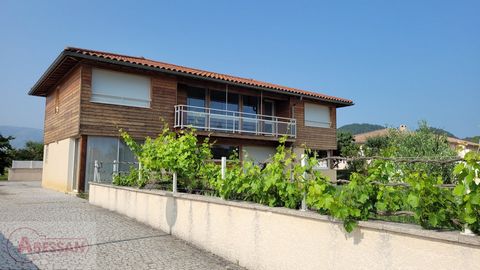 Hautes Alpes (05) - A vendre, à Laragne, grande villa de qualité, 220m² habitables sur un terrain de 1149m². Elle se compose en rez de jardin, d'une entrée, d'un grand séjour salle à manger / salon avec cheminée, d'une cuisine ouverte, de 2 chambres ...